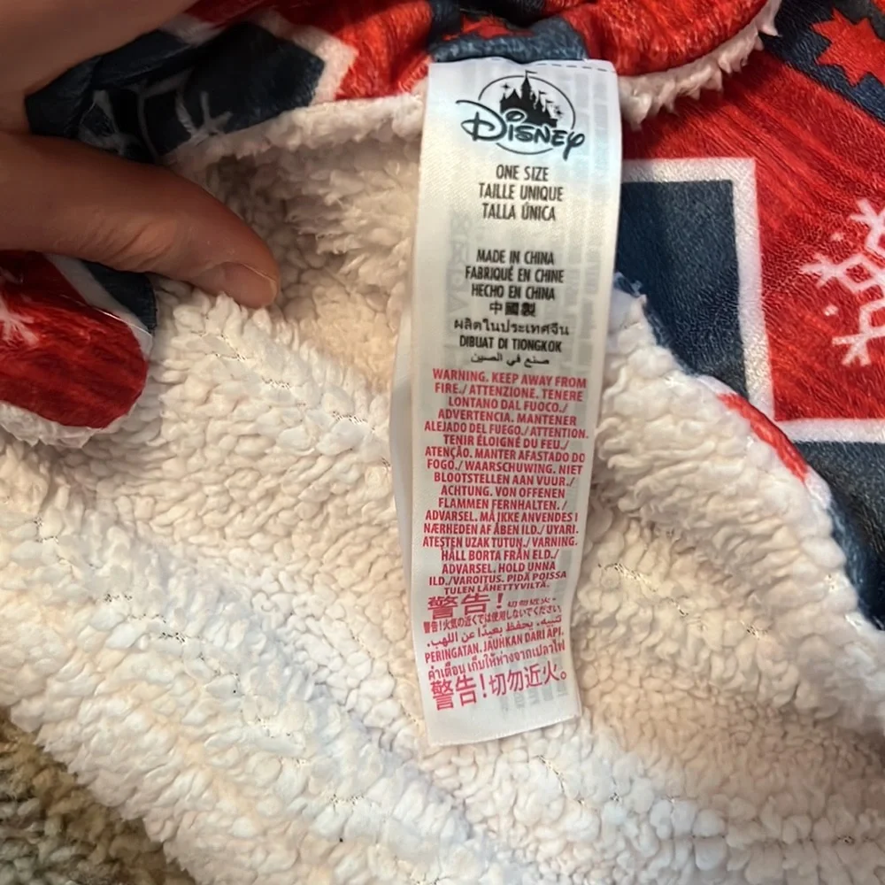 Barely used/like new Disney Snowflake/Fair-isle Christmas Sherpa Throw 60”x50”